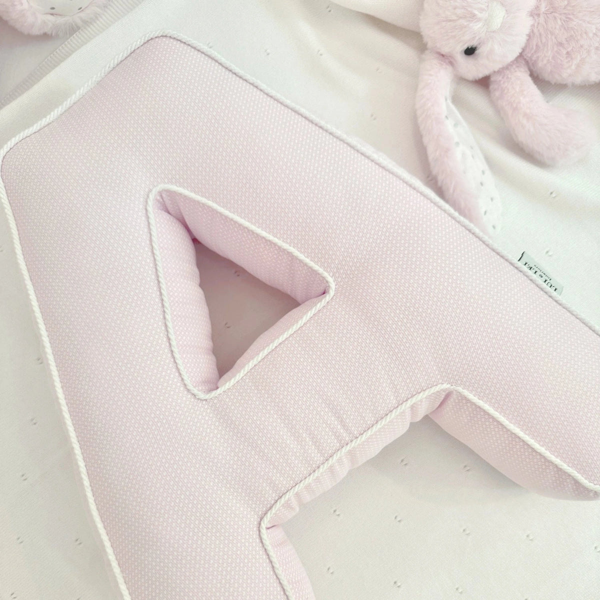 Dekokissen Buchstabe A für Kinderzimmer; Deko-Kissen Buchstaben hellrosa; Kinderzimmer Dekokissen rosa; Kinder Buchstabenkissen; harmony ambiente