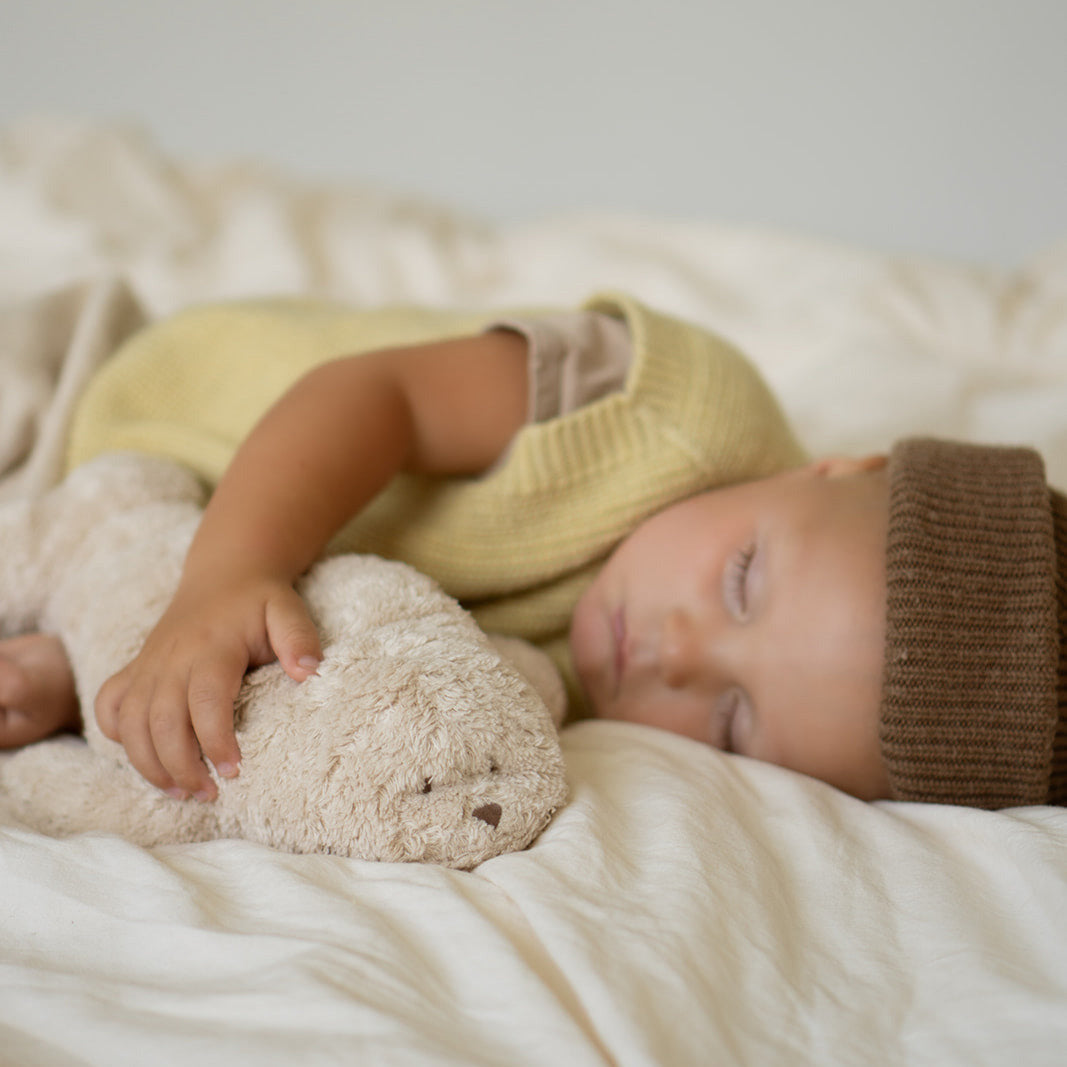 Moonie Robbe neben dem schlafenden Baby