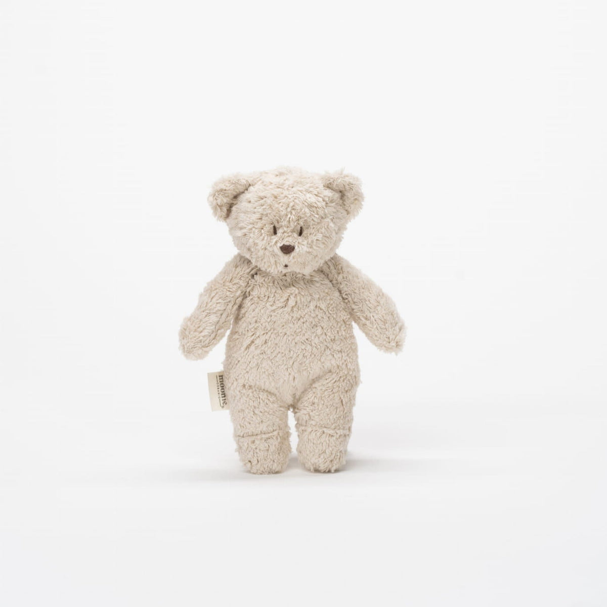 Mini Moonie Bär sand sensorisch auf weißem Hintergrund