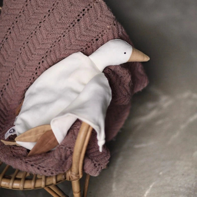 Schmusetuch Gans creme von auf der Decke