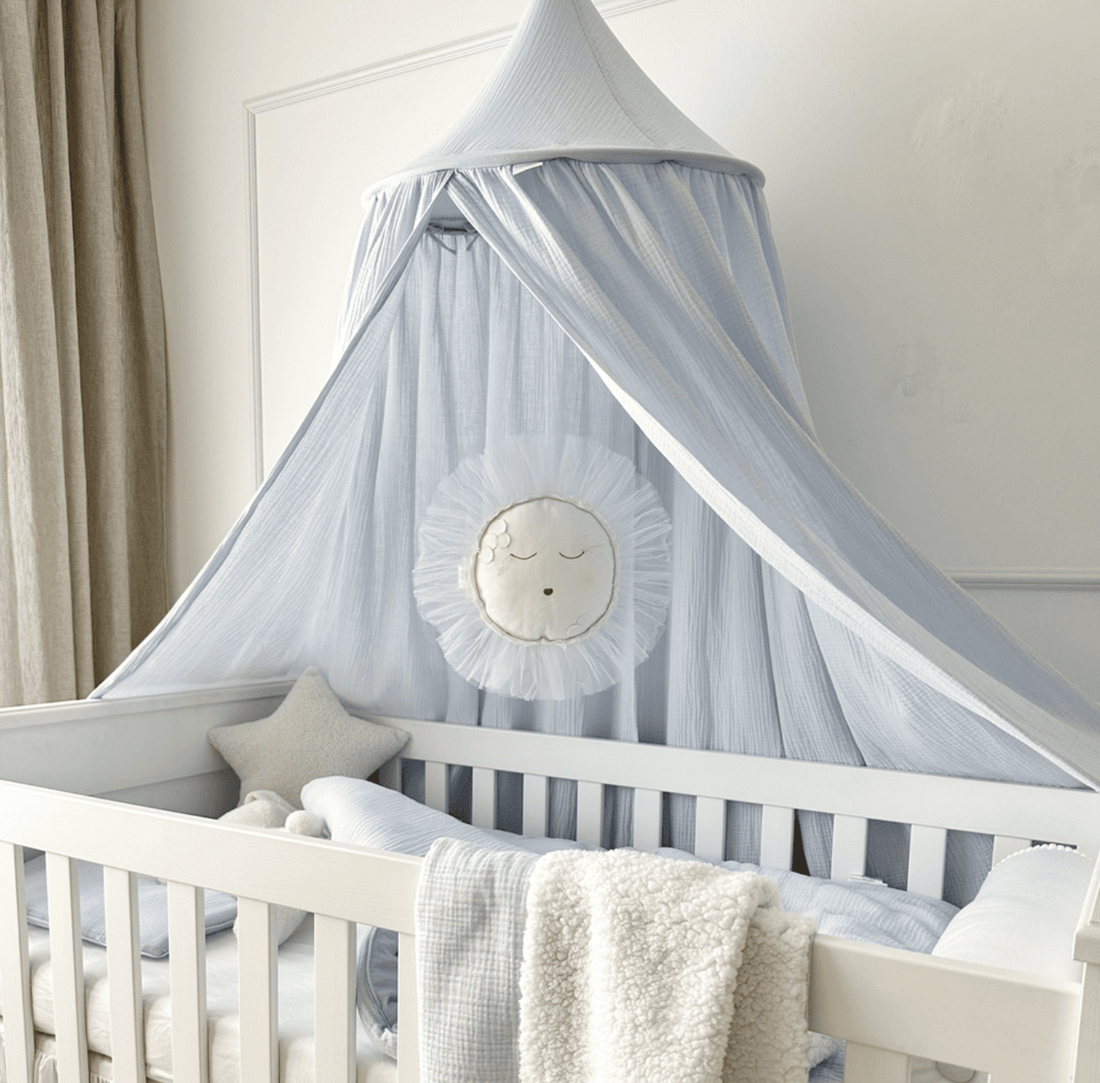 Cotton &amp; Sweets Baldachin aus Bio-Musselin in hellblau hängt über dem Babybett 