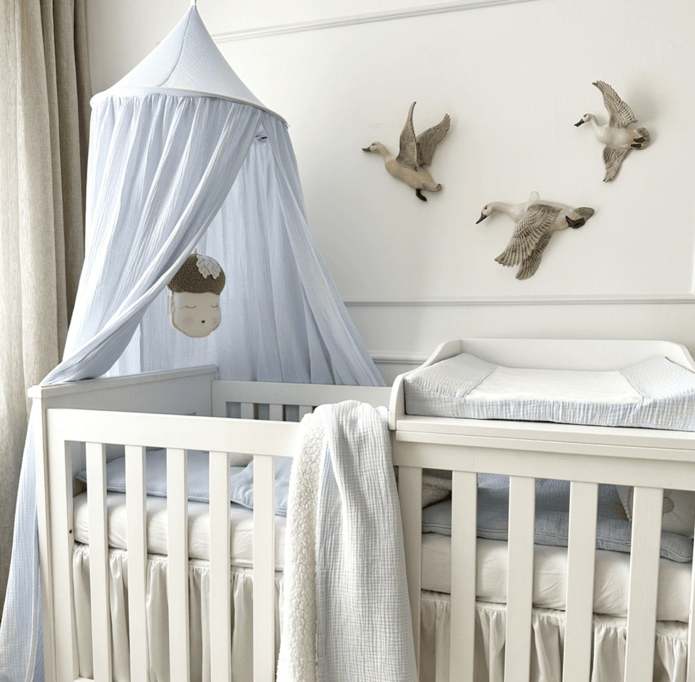 Cotton &amp; Sweets Baldachin aus Bio-Musselin in hellblau mit Baby Mobile 