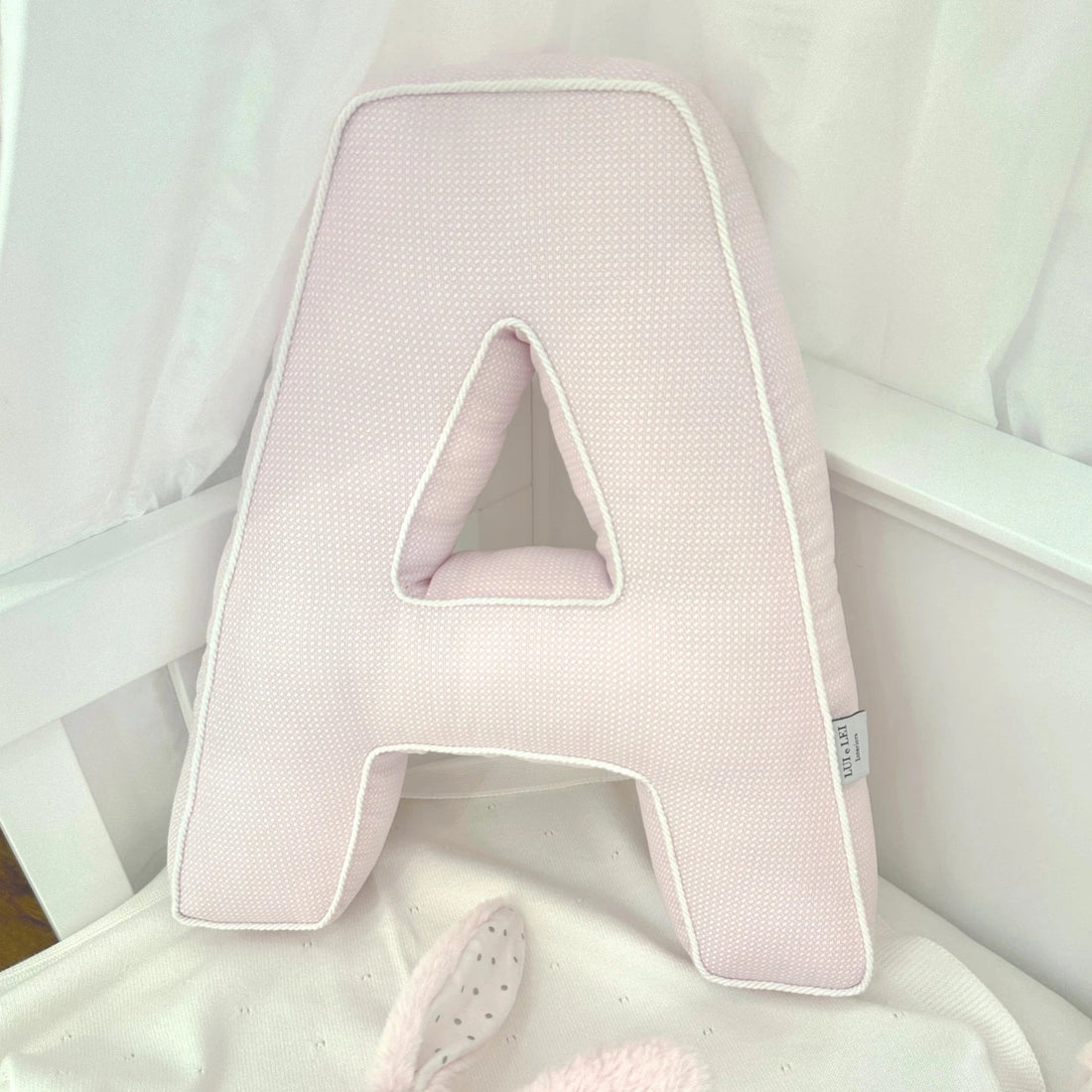 Dekokissen Buchstabe A für Kinderzimmer; Deko-Kissen Buchstaben hellrosa; Kinderzimmer Dekokissen rosa; Kinder Buchstabenkissen; harmony ambiente