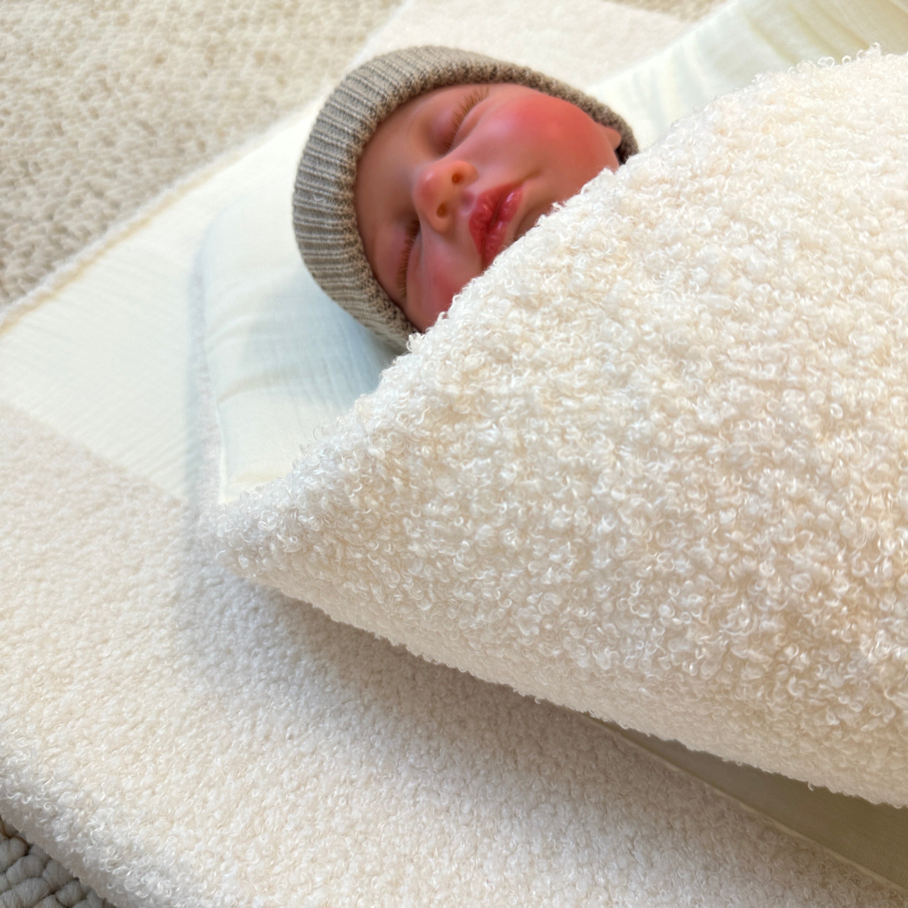 LUI e LEI Wickelauflage LOVE YOU aus Bio-Baumwolle &amp; Boucle vanille