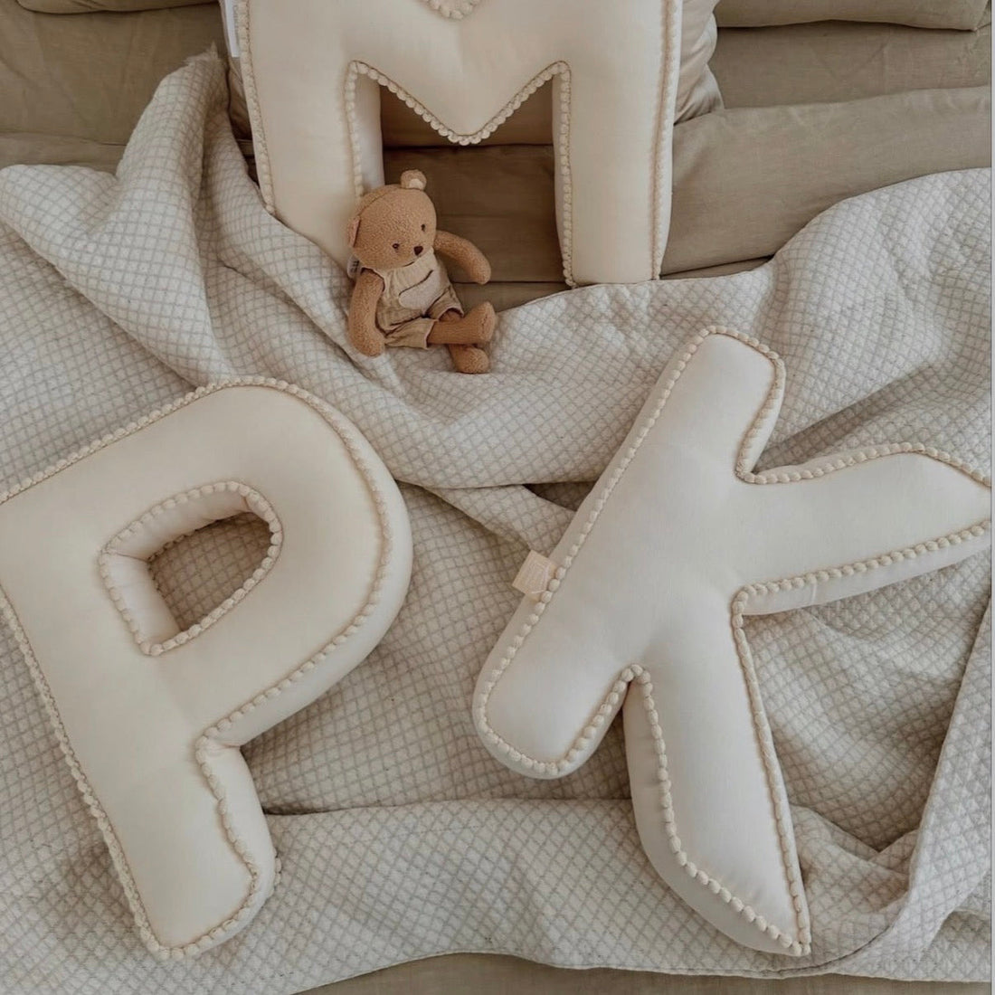Deko Kissen Buchstabe im Boho Stil vanilla