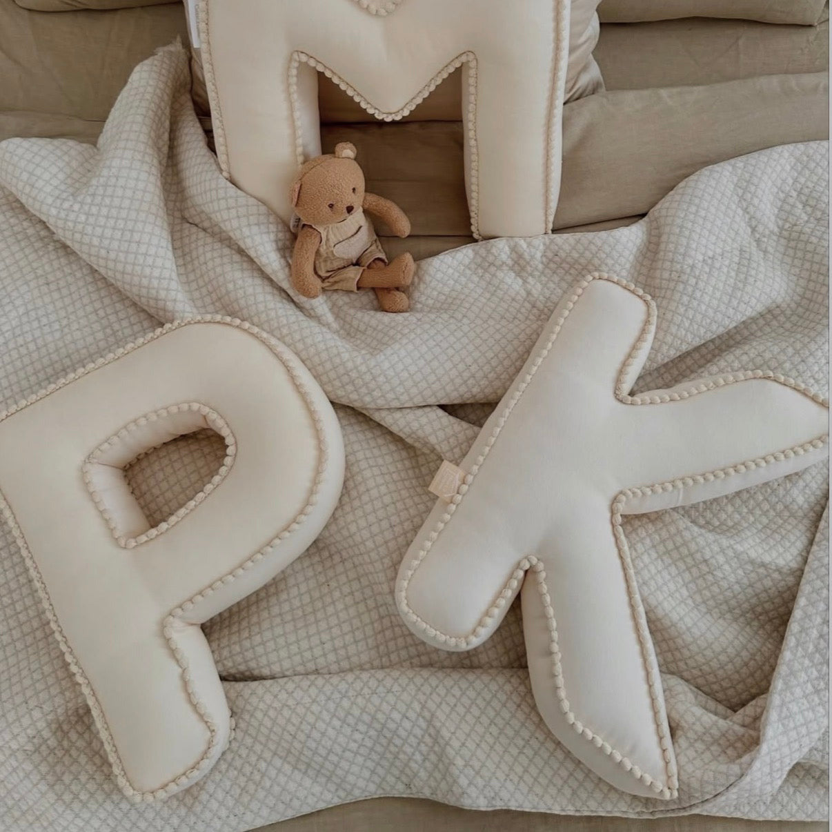 Deko Kissen Buchstabe im Boho Stil vanilla