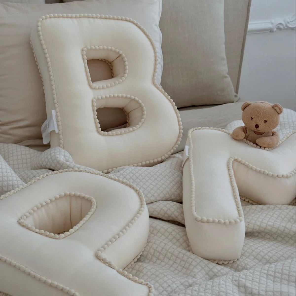 Dekokissen "Buchstabe" Boho vanille