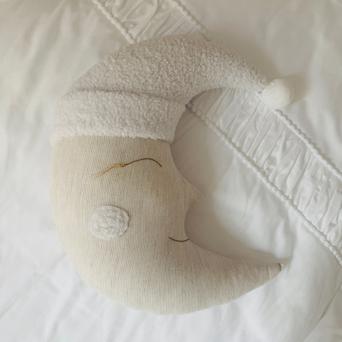 Babyzimmer Dekokissen Mond mit geschlossenen Augen und einem Hut aus Boucle-Stoff