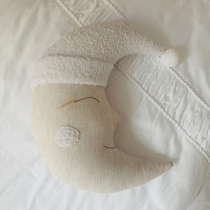 Babyzimmer Dekokissen Mond mit geschlossenen Augen und einem Hut aus Boucle-Stoff