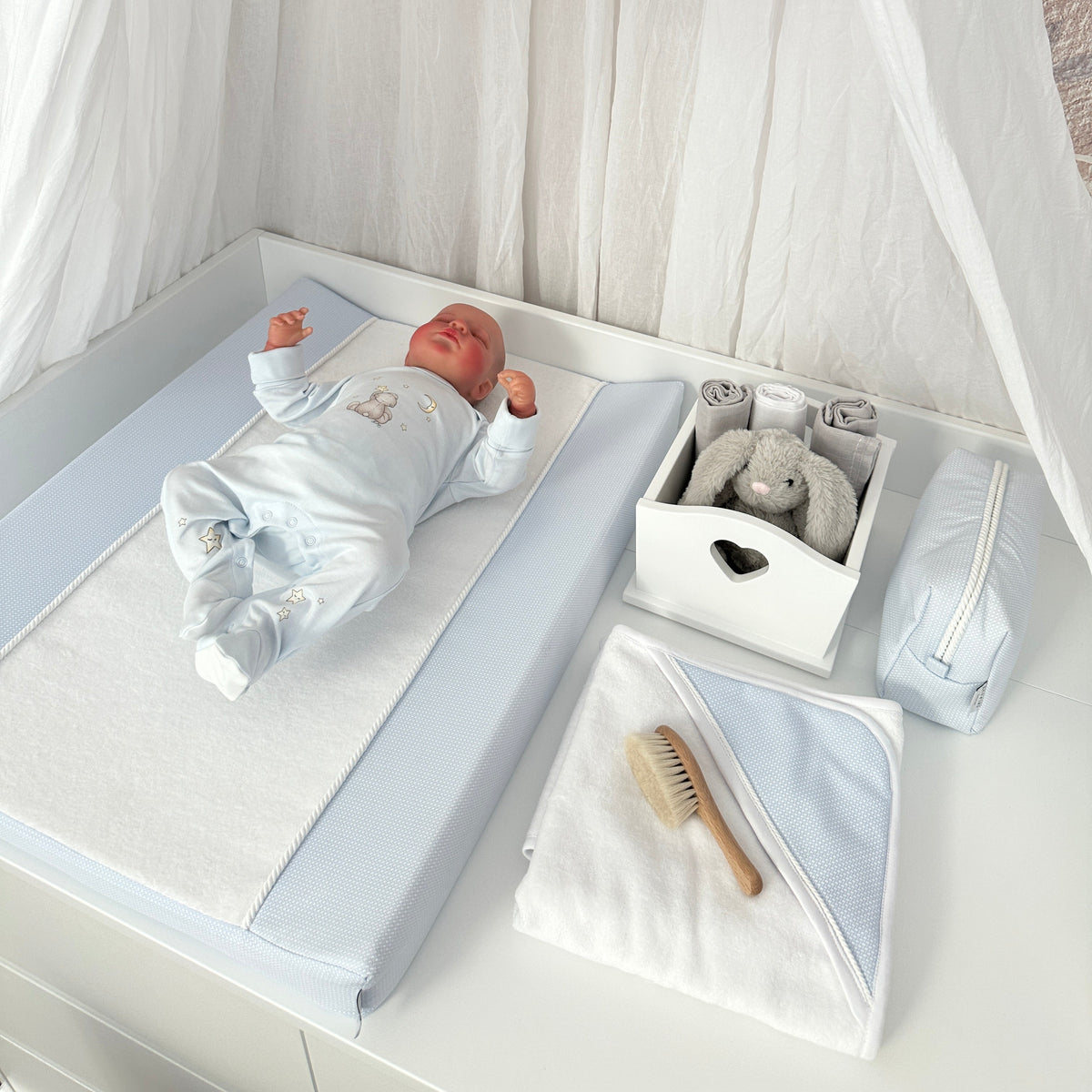 Babyausstattung Dreamy Blue von Lui e Lei: Wickelauflage, Badetuch, Kosmetiktasche.