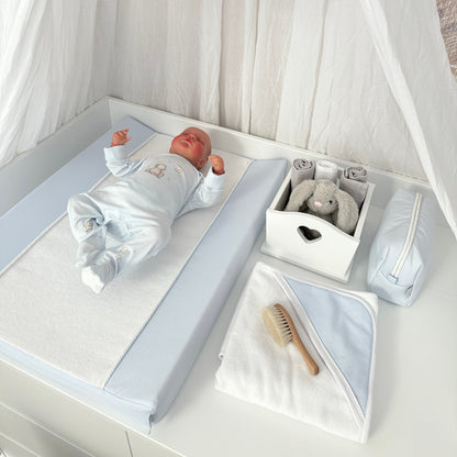 Babyausstattung Dreamy Blue von Lui e Lei: Wickelauflage, Badetuch, Kosmetiktasche.