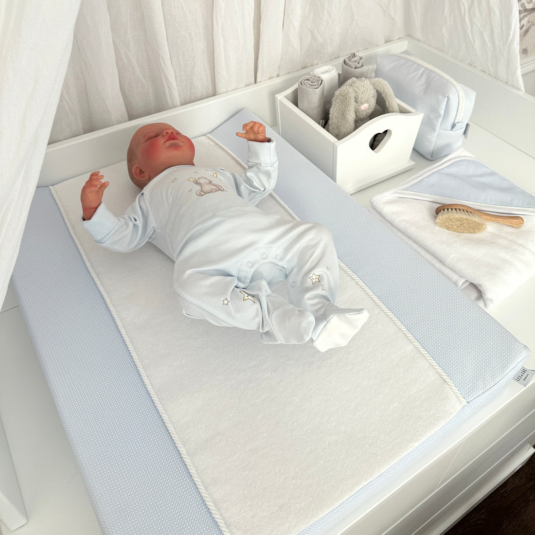 Baby liegt auf der Lui e Lei Wickelauflage Dreamy blau aus hochwertiger Baumwolle