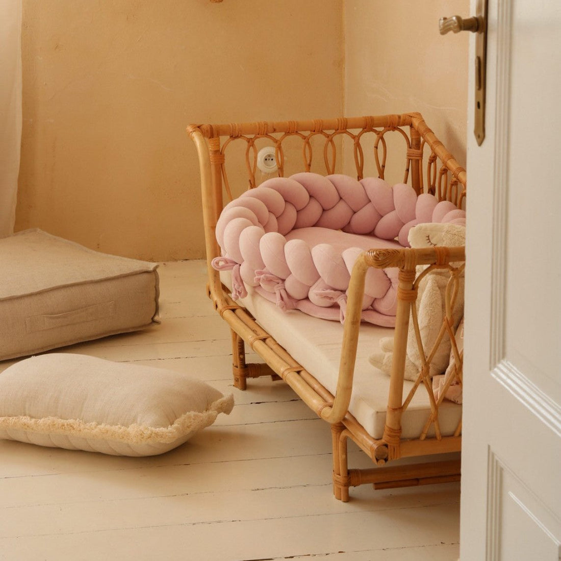 2 in 1  Babynest &amp; Bettschlange aus Samt puderrosa