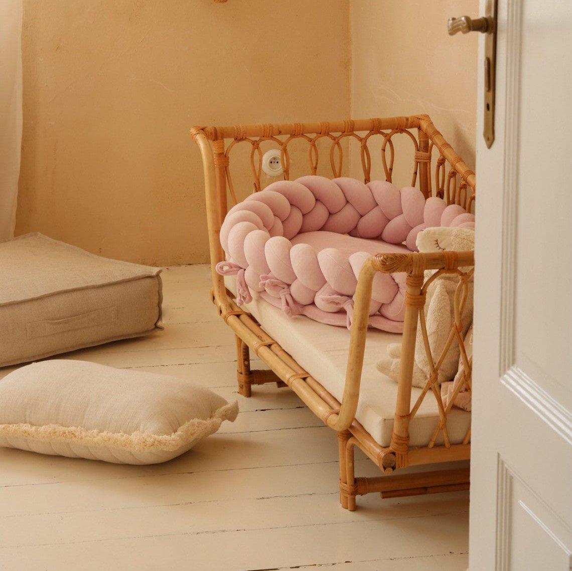 2 in 1  Babynest &amp; Bettschlange aus Samt puderrosa