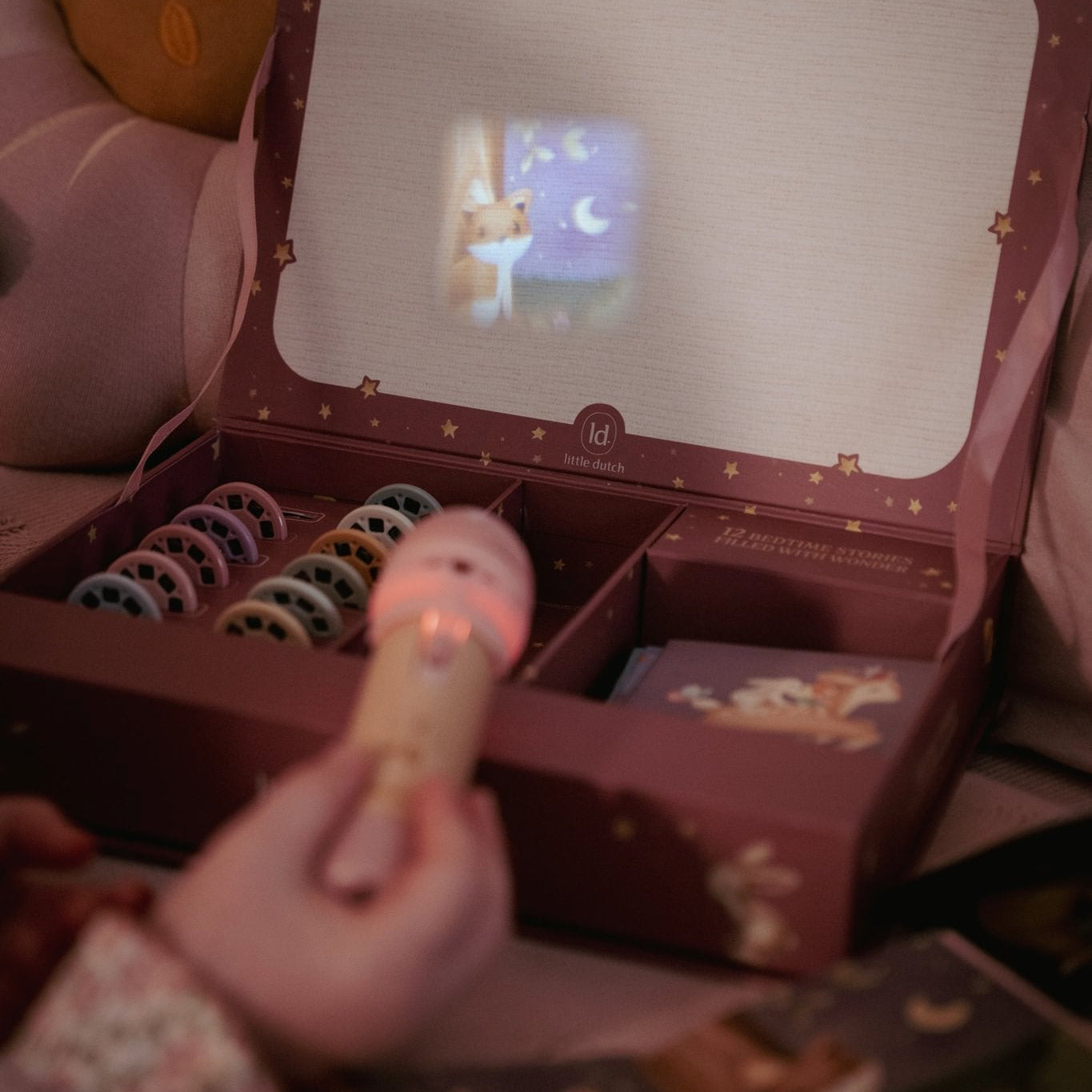 Little Dutch Geschichten Projektor rosa ab 3 Jahren