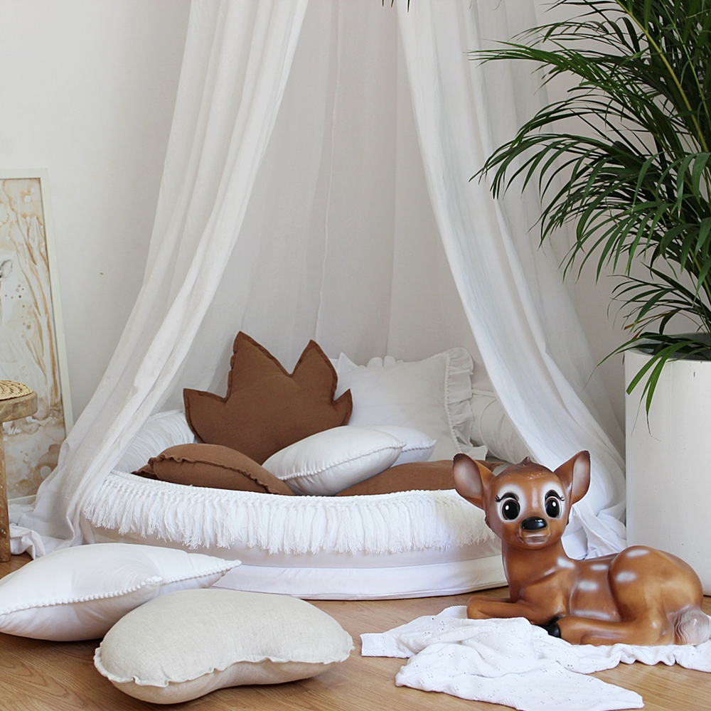 Juniornest Boho mit Fransen weiß mit Baldachin und Dekokissen von Cotton &amp; sweets