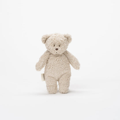 Mini Moonie Bär sand sensorisch auf weißem Hintergrund