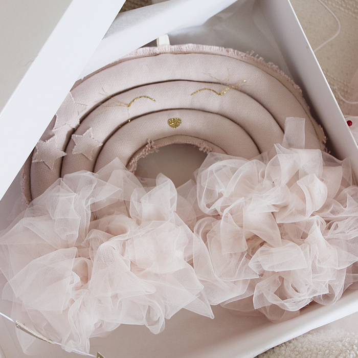 Cotton &amp; Sweets Baby Mobile Regenbogen puderrosa in Geschenkbox 