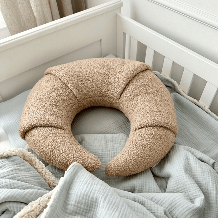 Ergonomisches Stillkissen Boucle chocolate von Cotton &amp; Sweets bei harmony ambiente kaufen